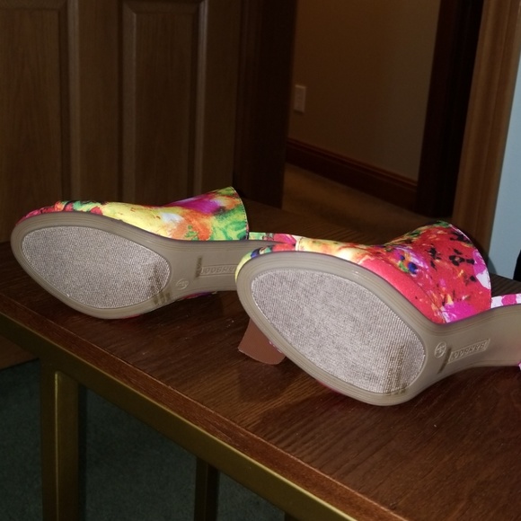 Shoes - Picture 5 of 5